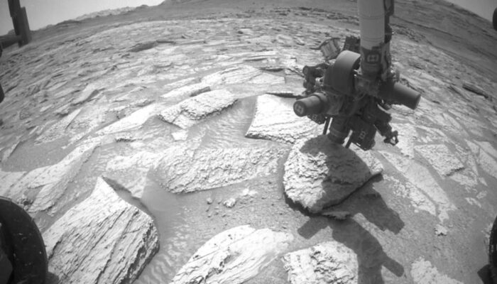 Robot NASA Lumpuh 6 Hari di Mars Tersangkut Batu Raksasa
