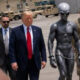 Trump Pamer Foto Alien Viral Asli AI atau Editan Netizen Heboh