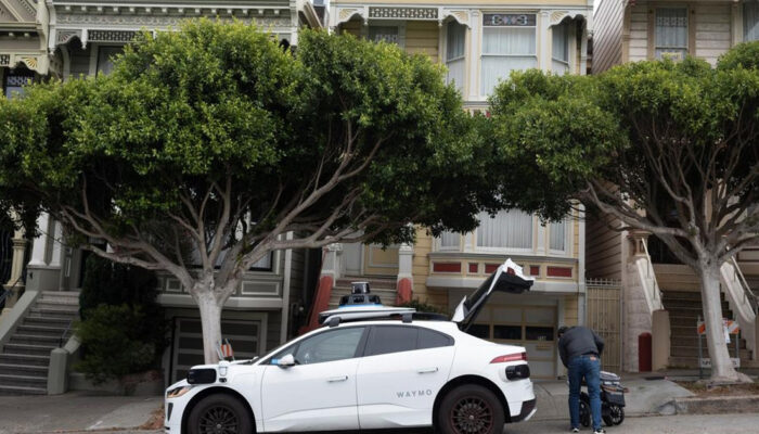 Waymo Bawa Kabur Koper Penumpang Momen Horor Taksi Robot
