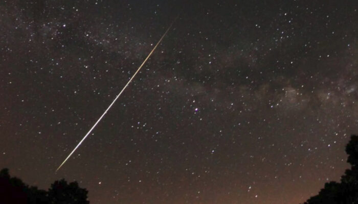 Meteor Tembus Atap Rumah Isyarat Kehidupan Luar Angkasa?