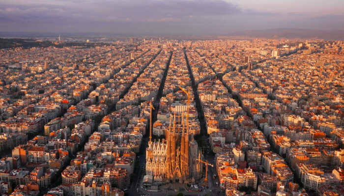 Terkuak Sejarah Unik Tata Kota Barcelona yang Super Rapi