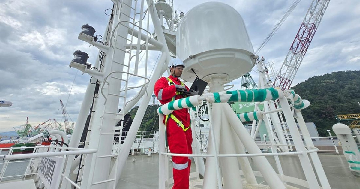 Kapal Tetap Online! Telkomsat Jamin Sinyal di Laut Lepas