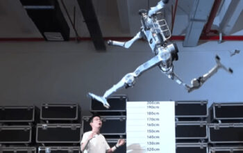Robot Superman China Lari Super Cepat Lompat Setinggi Awan