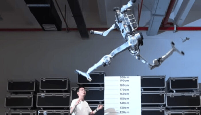 Robot Superman China Lari Super Cepat Lompat Setinggi Awan