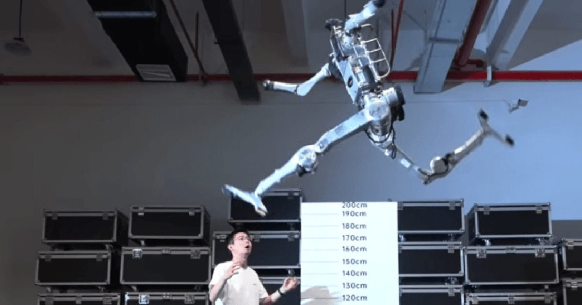 Robot Superman China Lari Super Cepat Lompat Setinggi Awan