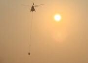 Terungkap Cara Helikopter Tumpahkan Air Akurat Atasi Karhutla