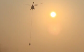 Terungkap Cara Helikopter Tumpahkan Air Akurat Atasi Karhutla