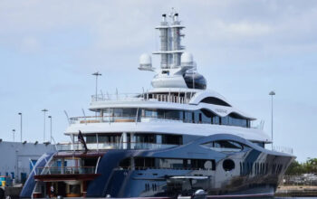 Yacht Mewah Zuckerberg Disorot Enggan Bantu Kapal Terdampar