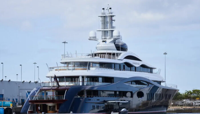 Yacht Mewah Zuckerberg Disorot Enggan Bantu Kapal Terdampar