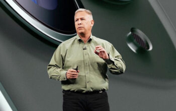 Kejutan Apple Phil Schiller Mundur Bersamaan Cook Lengser