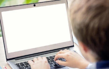 Waspada! Laptop di Pangkuan Bisa Bikin Kulit ‘Gosong’ Permanen