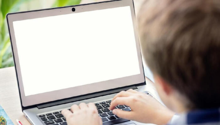 Waspada! Laptop di Pangkuan Bisa Bikin Kulit ‘Gosong’ Permanen