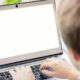 Waspada! Laptop di Pangkuan Bisa Bikin Kulit ‘Gosong’ Permanen