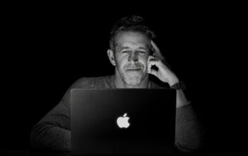 Kejutan Apple Logo Menyala Kembali di MacBook Pro Layar Sentuh