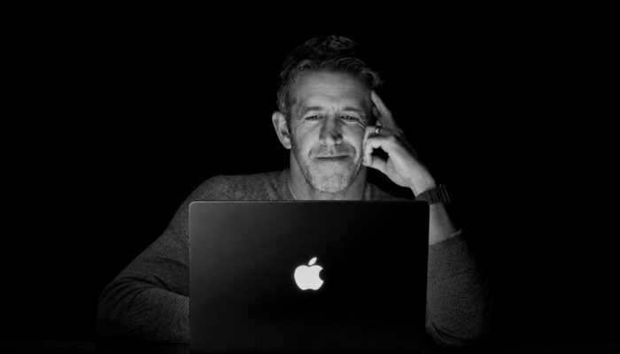 Kejutan Apple Logo Menyala Kembali di MacBook Pro Layar Sentuh
