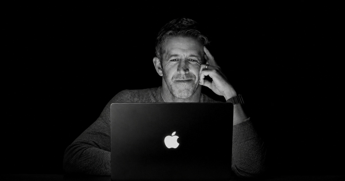 Kejutan Apple Logo Menyala Kembali di MacBook Pro Layar Sentuh